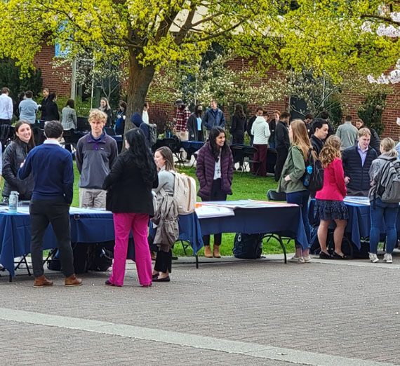 조슈아 숄츠가 나무 조각을 들고 있다