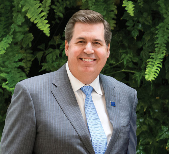 곤자가 대학교 몰입형 야외 학습 프로그램의 등산가가 샤론의 바위 꼭대기에 서 있다.