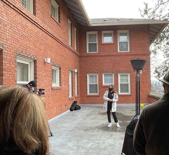 조슈아 숄츠가 나무 조각을 들고 있다